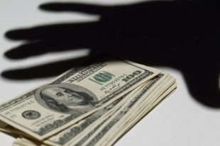 В Винницкой области таможенник продавал информацию о владельцах «евроблях»