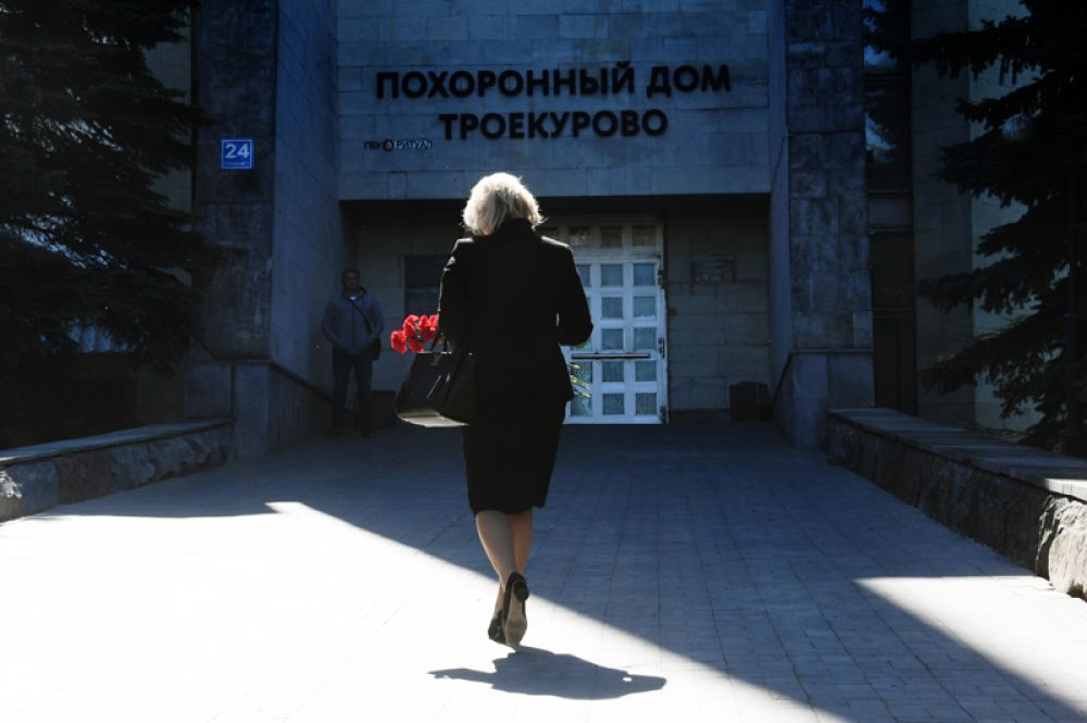 Женщина с цветами на церемонии прощания с журналистом Сергеем Доренко.