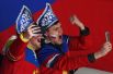 Болельщики сборной России радуются забитой шайбе команды в матче группового этапа чемпионата мира по хоккею между сборными командами России и Чехии.