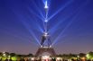 Световое шоу на Эйфелевой башке в честь ее 130-летия, Париж.