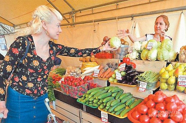 Овощи на рынок привозят из Краснодарского края и других регионов страны.