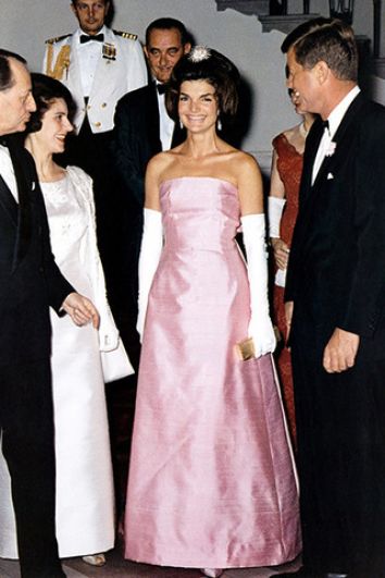 Теперь - о стиле Жаклин Кеннеди, ведь иконой моды она стала еще в то время, когда Джон Кеннеди был сенатором. На фото - в платье от Dior из чистого розового шелка, Жаклин Кеннеди на торжественном приеме в Белом Доме.