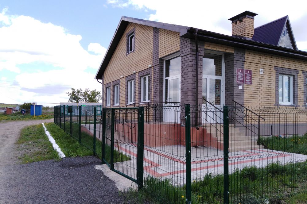 По соседству с храмом находится Клянчинский сельский клуб.