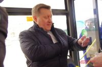 Мэр Анатолий Локоть в троллейбусе.