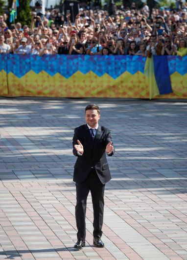 Владимир Зеленский приветствует своих сторонников аплодисментами.