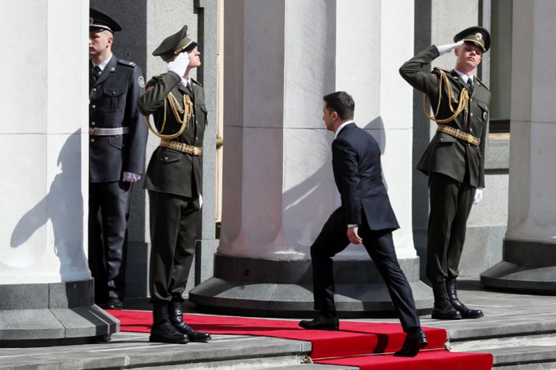 Владимир Зеленский направляется на церемонию инаугурации в зале парламента в Киеве.