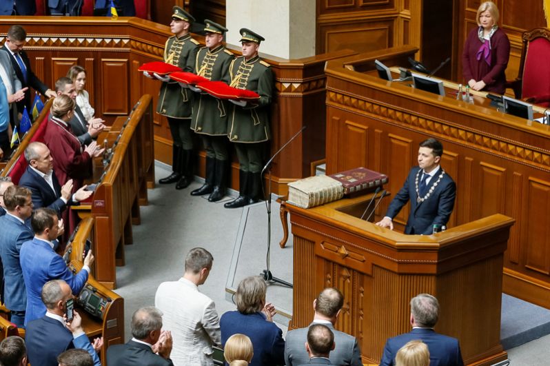 Избранный президент Украины принимает присягу на церемонии инаугурации в зале парламента в Киеве.