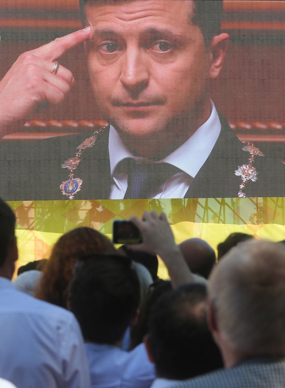 Зрители смотрят прямую трансляцию церемонии инаугурации.