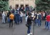 Люди у здания Конституционного суда Армении в Ереване. 