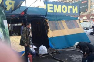 В Харькове на площади Свободы подожгли палатку волонтеров: что известно