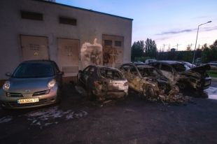 В Голосеевском районе Киева на придомой парковке сгорело пять иномарок