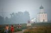 Смог от пожаров во Владимирской области, вид на церковь Покрова на Нерли.