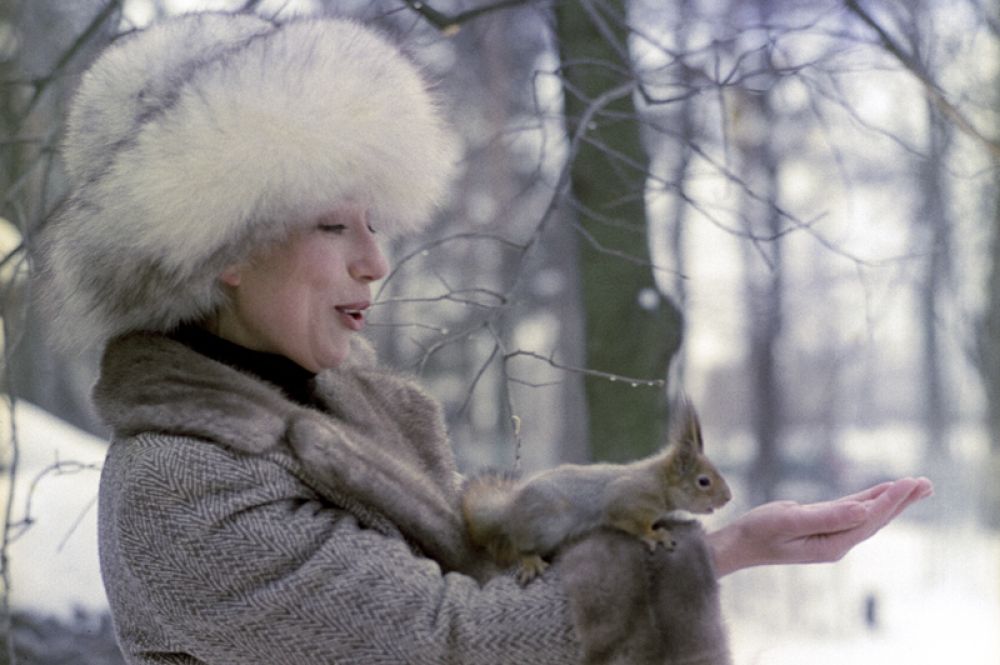 В 1977 году Панфилов перешёл на киностудию «Мосфильм», где снял фильм «Тема» (1979), который пролежал на полке до 1987 года из-за затронутой в нем темы эмиграции. Выйдя в международный прокат, лента получила главный приз Берлинского МКФ.