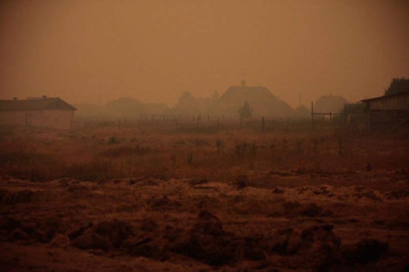 Село Лесное, окутанное дымом после пожара в Луховицком районе Московской области.