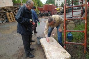 В Одесской области ученые не могут прочесть текст мраморной плиты 1822 года