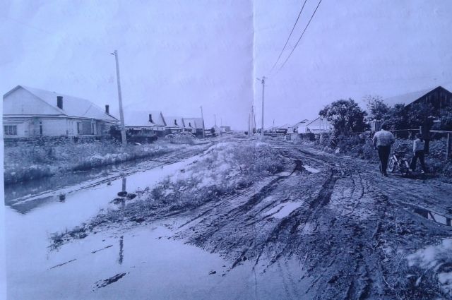 Дорога в районном центре Большеречье снята 50 лет назад. В 2019 году она выглядит точно так же, ничего не изменилось.