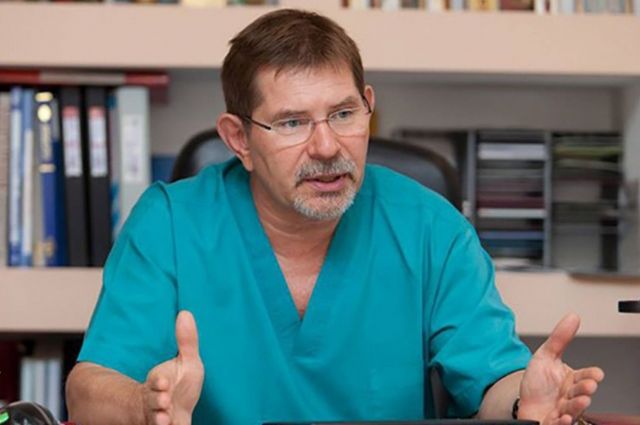 Новый руководитель клиники Александр Михайлович Чернявский руководит Центром хирургии аорты и коронарных артерий, имеет учёную степень доктора медицинских наук, профессора.
