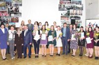 Лауреатами ежеквартальной премии стали 15 лучших педагогов города.