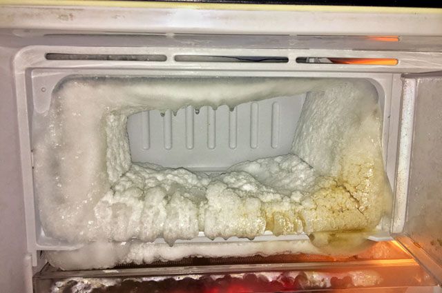 Почему постоянно морозит. Холодильник Атлант наледь. Холодильник Норд перемораживает. Намерзает морозилка в холодильнике. Разморозить холодильник.