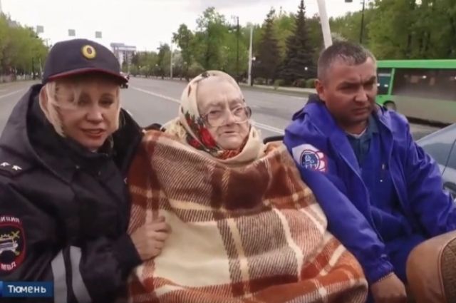 Ветерана Елену Ковязину провезли по улицам Тюмени в канун ее 101-летия