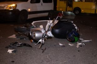 В Киеве иномарка снесла под колеса мопед с подростком: детали аварии