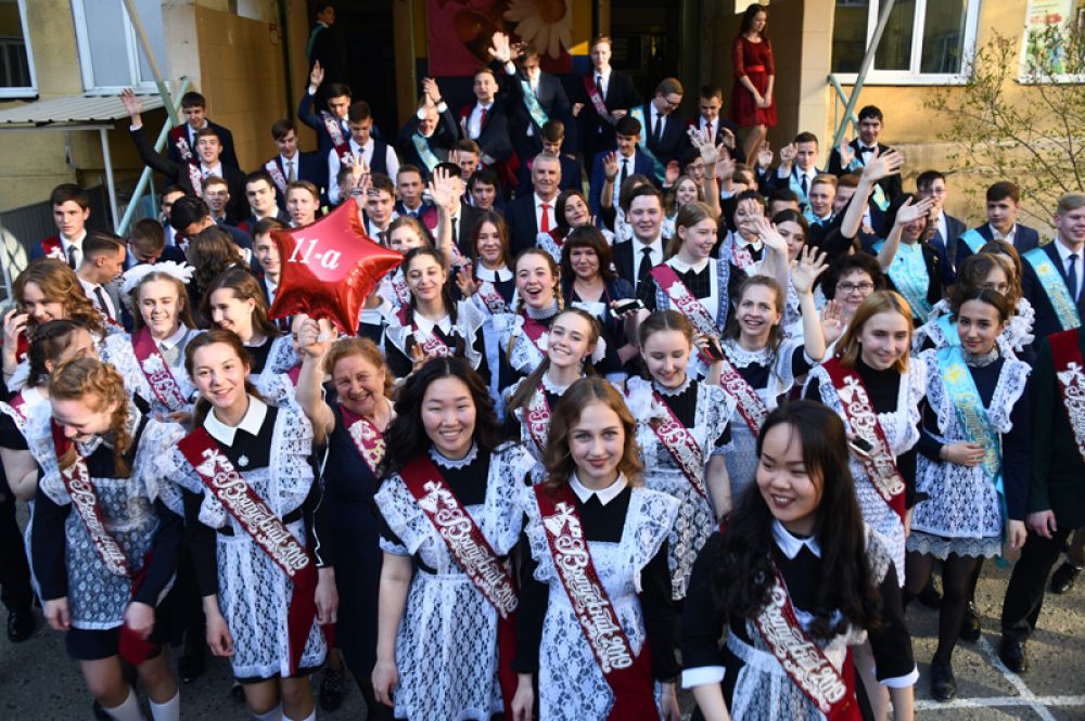 Школьники во время последнего звонка в школе № 9 в Чите.