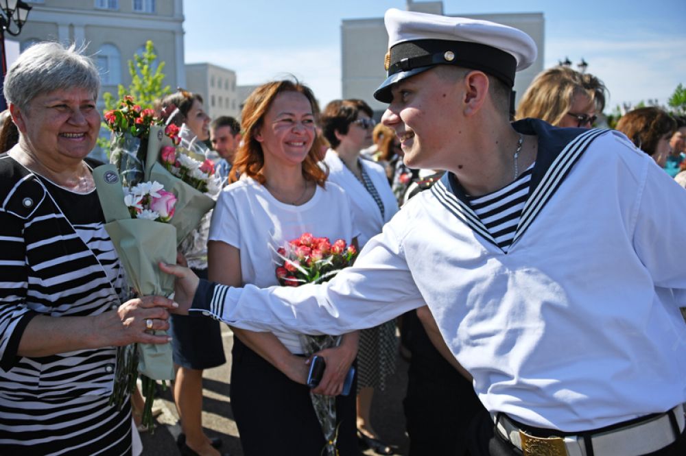 Кадеты филиала Нахимовского военно-морского училища (Севастопольского президентского кадетского училища) во время последнего звонка.