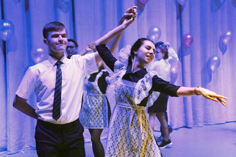 Школьники танцуют во время последнего звонка в Доме офицеров Забайкальского края в Чите.