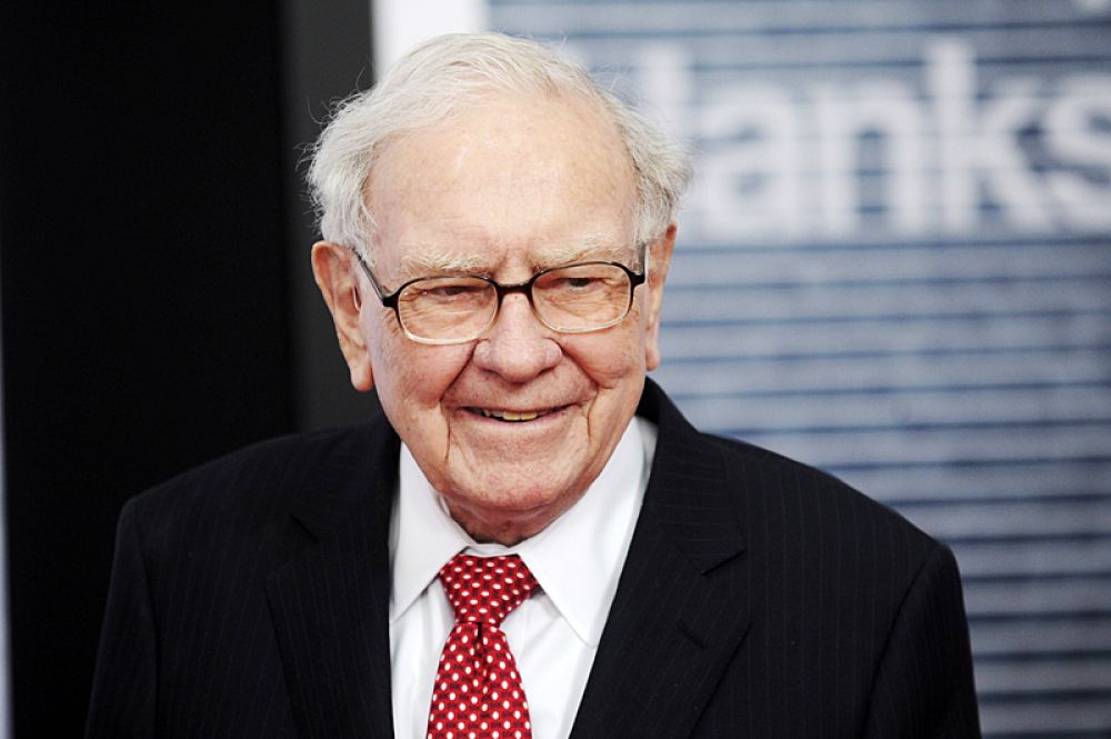 За ним следует председатель совета директоров Berkshire Hathaway Уоррен Баффет. Его состояние оценивается в 93 млрд долларов.