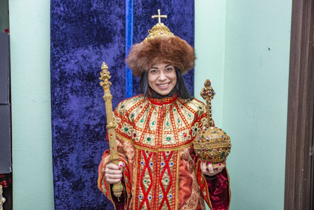 А еще наряжались в яркие костюмы