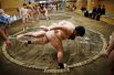 Студенты тренируются в борьбе сумо в Университете спортивной науки Nippon в Токио, Япония.