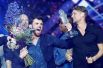 Певец Дункан Лоуренс из Нидерландов празднует победу на конкурсе «Евровидение» в Тель-Авиве, Израиль.