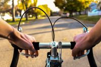 При отсутствии специальных дорожек велосипедисты вынуждены выбирать - ехать по дороге или по тротуару, постоянно спешиваясь.