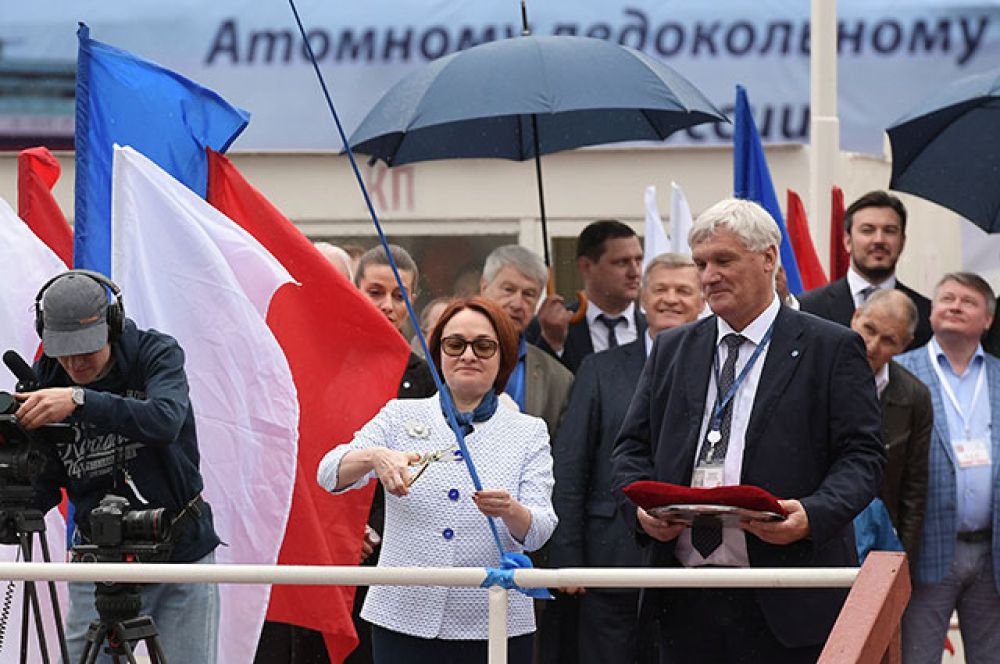 Председатель Центрального банка РФ Эльвира Набиуллина разрезает ленточку на церемонии спуска на воду ледокола «Урал».