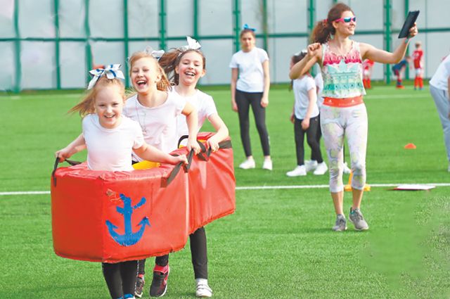 На новом поле проводятся детские спортивные праздники.
