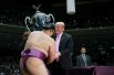 Дональд Трамп вручает Кубок Императора борцу-победителю турнира по сумо.