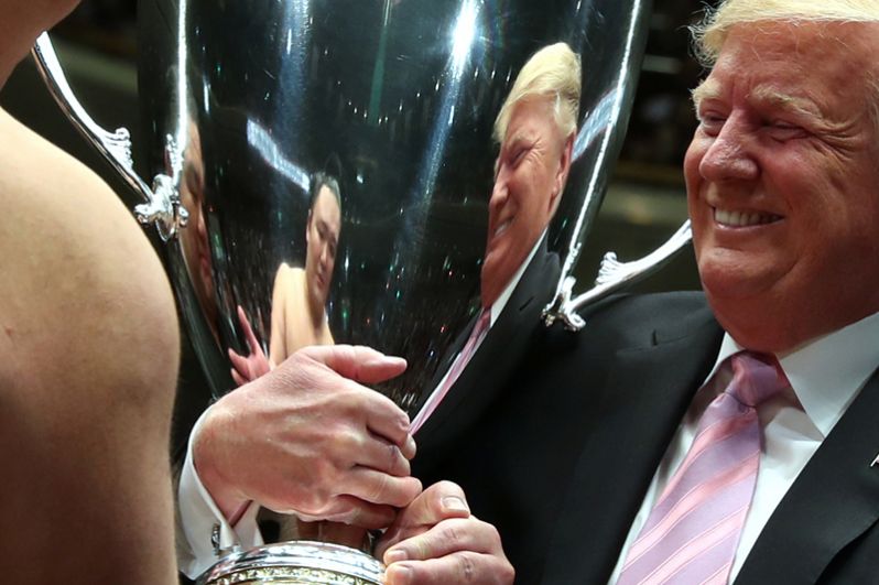 Дональд Трамп вручает Кубок Императора борцу-победителю турнира по сумо.