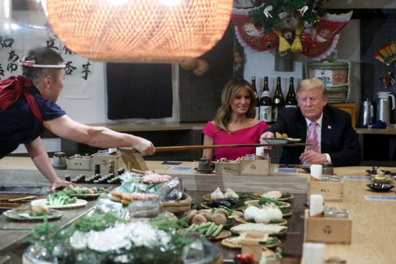 Дональд и Мелания Трамп обедают в Токио.