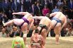 Дональд и Мелания Трамп, Синдзо и Аки Абэ смотрят турнир по сумо в Рёгоку Кокугикан Сумо Холл в Токио.