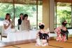 Первая леди США Мелания Трамп и супруга премьер-министра Японии Аки Абэ аплодируют детям, выступающим для них во время культурной программы в Государственном гостевом доме Акасака в Токио.
