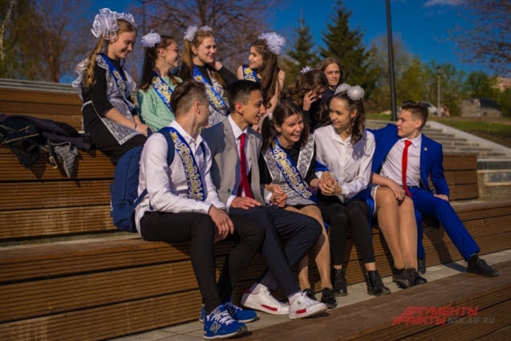 Они шутят ,смеются, общаются и радуются жизни и этому чудесному празднику. Все впереди, перед ними море возможностей, а планы — грандиозные!