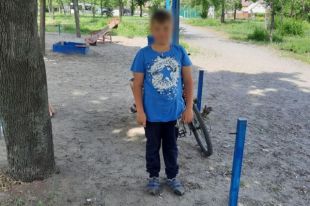 В Днепре мужчина украл вещи мальчика, который купался в речке
