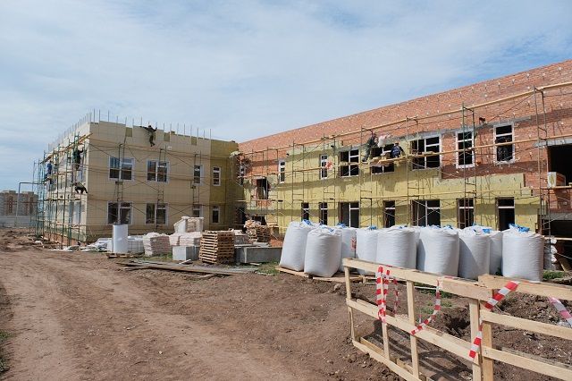 В сентябре строители сдают готовое здание детского сада.