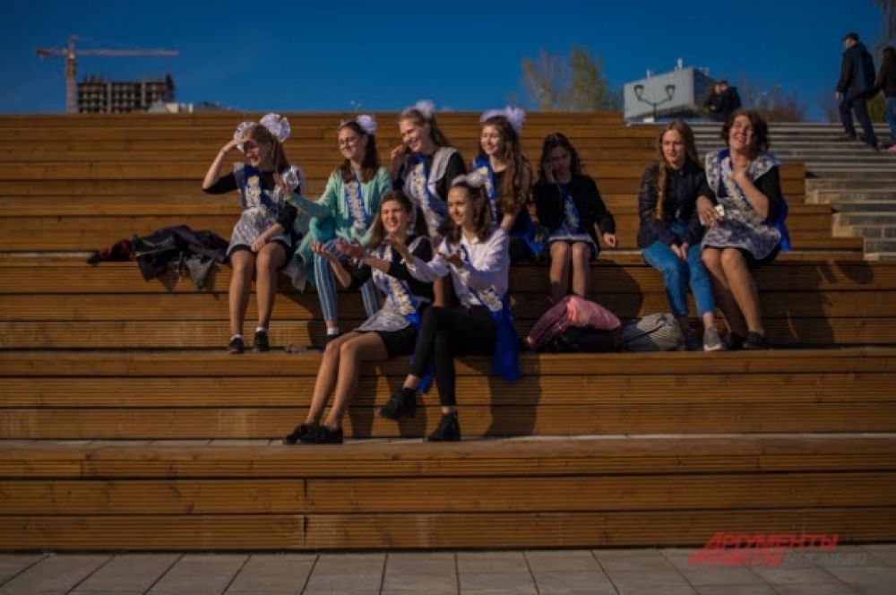 Новоиспеченные выпускники с надеждой смотрят в будущее: скоро их ждет выбор, который определит профессиональную судьбу.