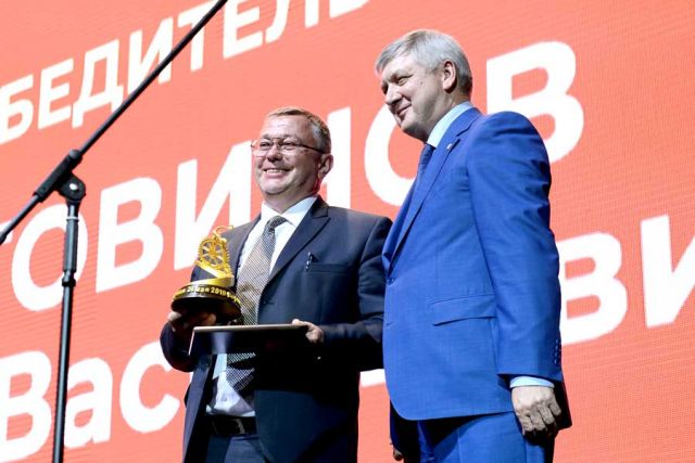 Главную бизнес-премию Сергею Кустовинову вручил Александр Гусев.