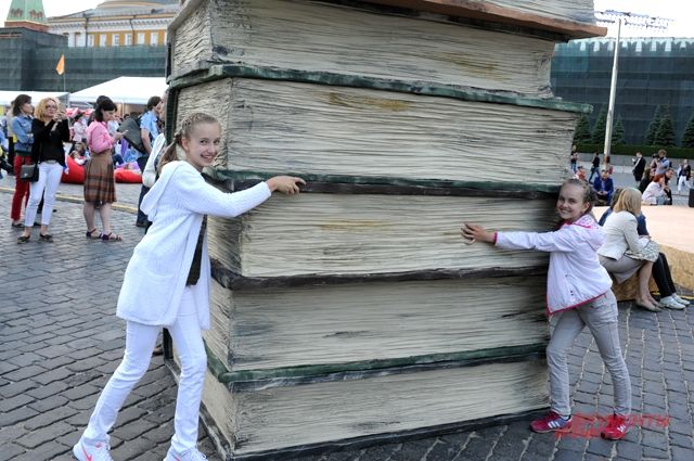 На Книжном фестивале и взрослые, и дети найдут книги всех направлений. И размеров.