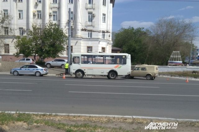 В Оренбурге около ТК «Восход» в ДТП с «ПАЗом» и «Нивой» пострадал пешеход