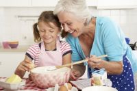 Бабушки и готовить научат, и соратниками по шалостям станут.