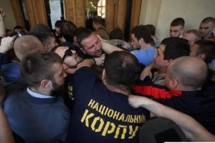 Активисты во Львове сломали дверь и вошли в здание горсовета