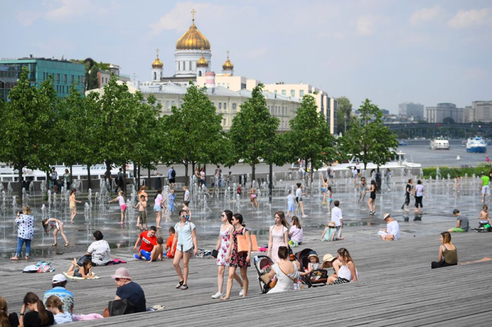 Москвичи отдыхают у фонтанов в парке искусств «Музеон».